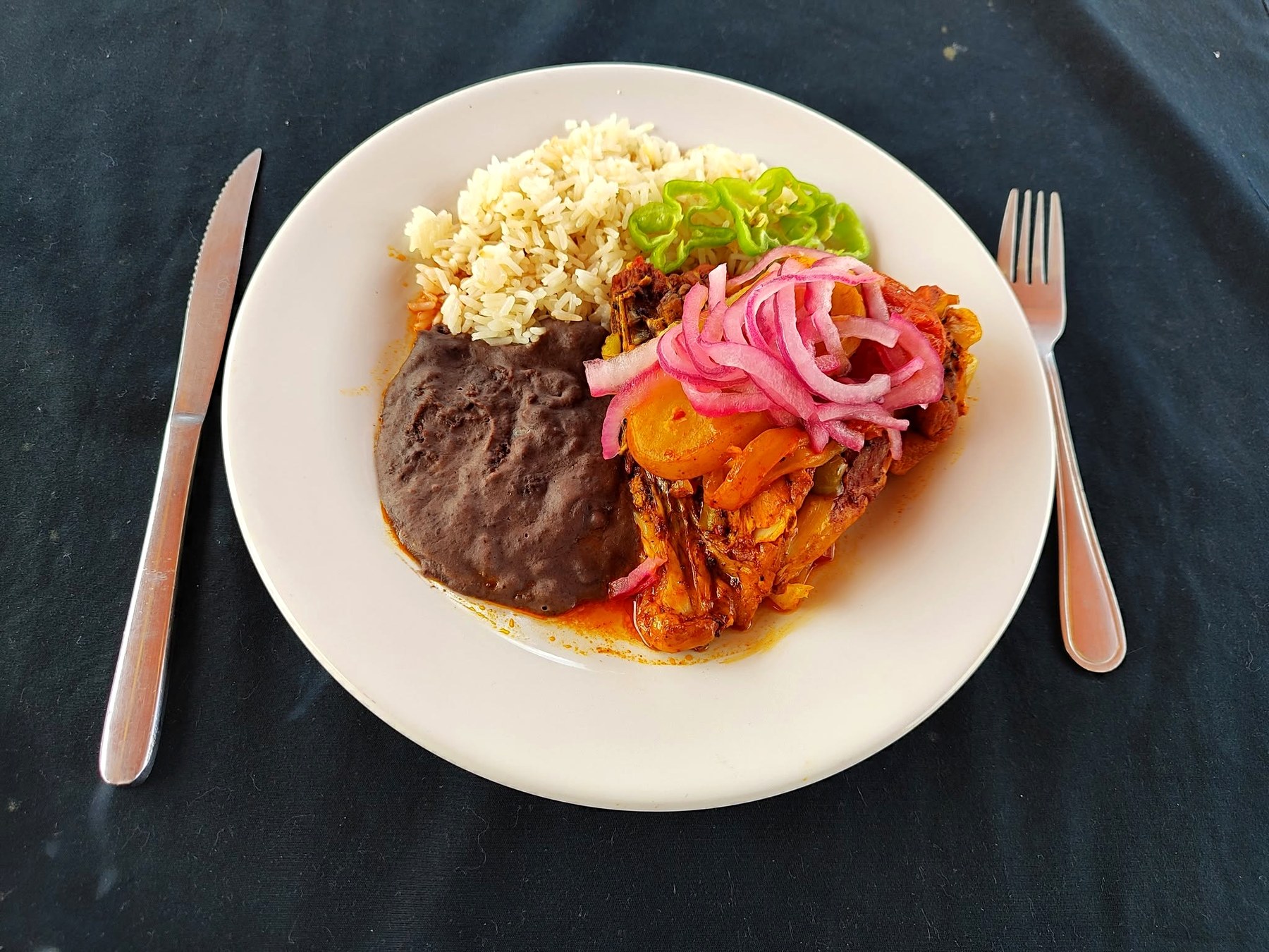 Platillo con arroz y frijol